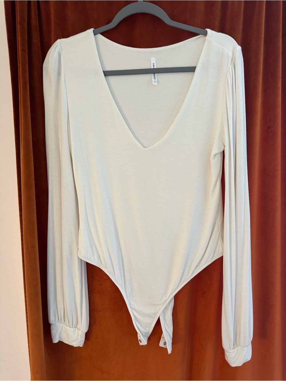 White lulus Long-Sleeve V-Neck Bodysuit size large